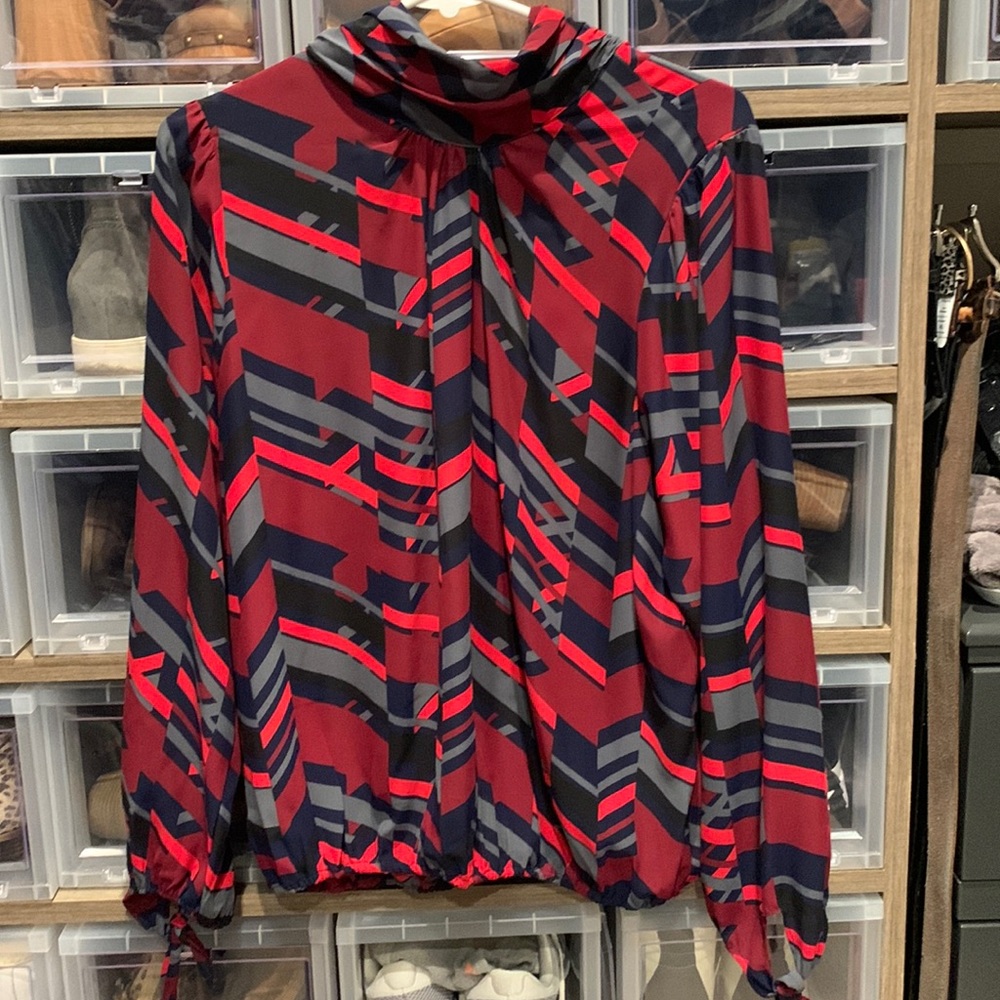 Allison Joy - sold at Evereve - geometric blouse. Banded bottom. Size XL